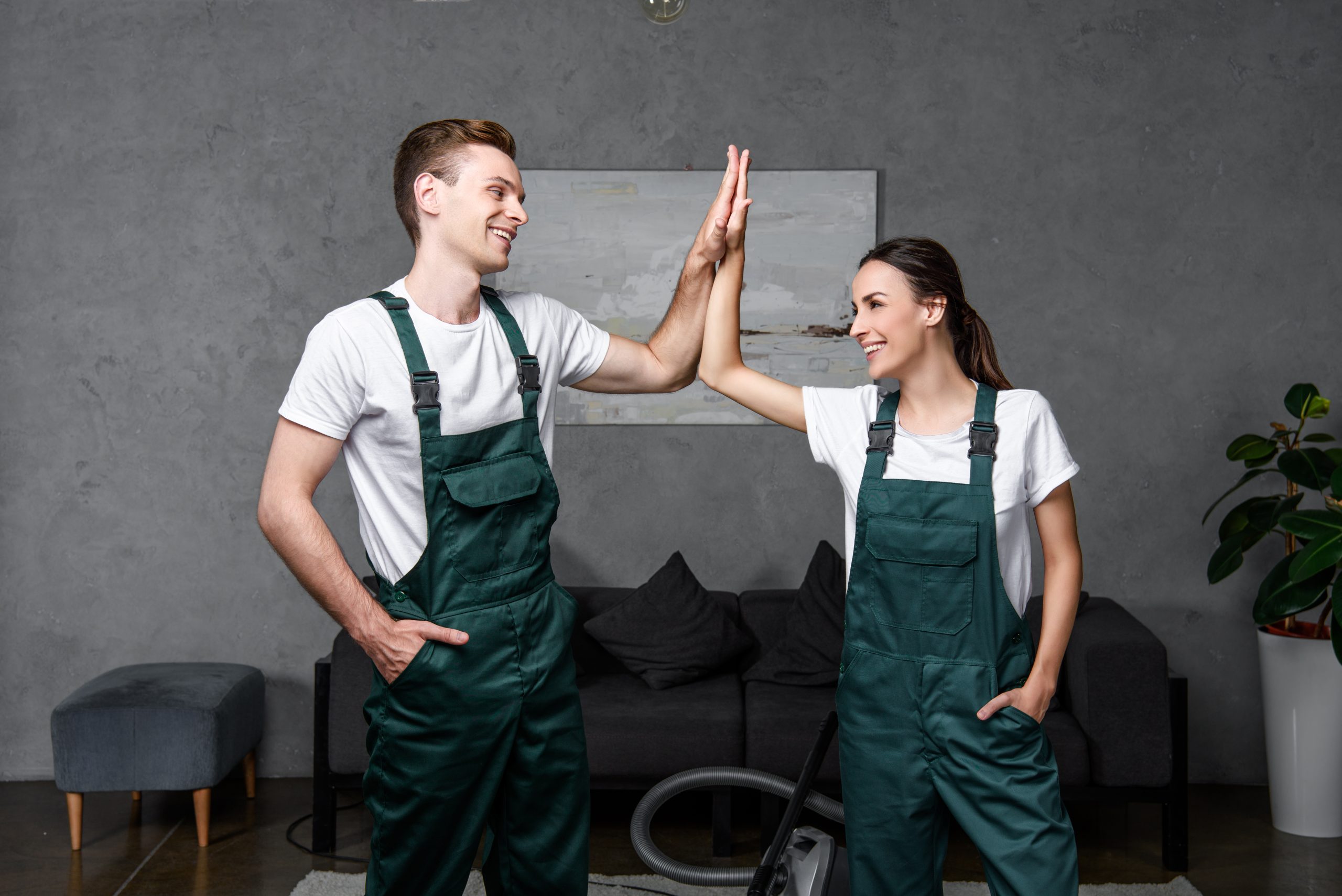 due dipendenti ditta pulizie lavorano felici